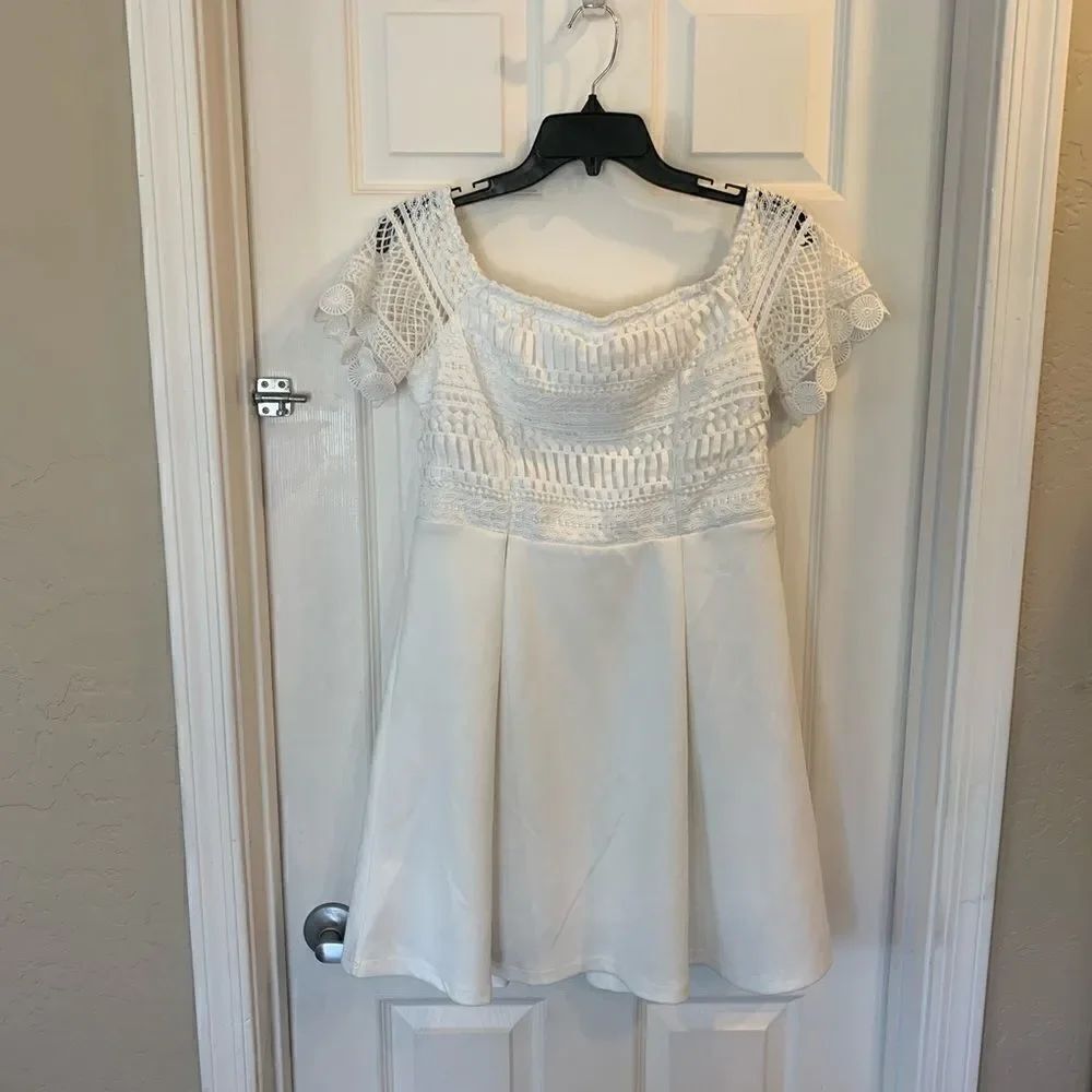 Francescas Short Sleeve White Pleated Dress Size L